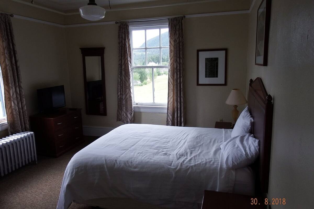 standard room, 1 queen bed | hypo-allergenic bedding, desk, iron/ironing board, free wifi