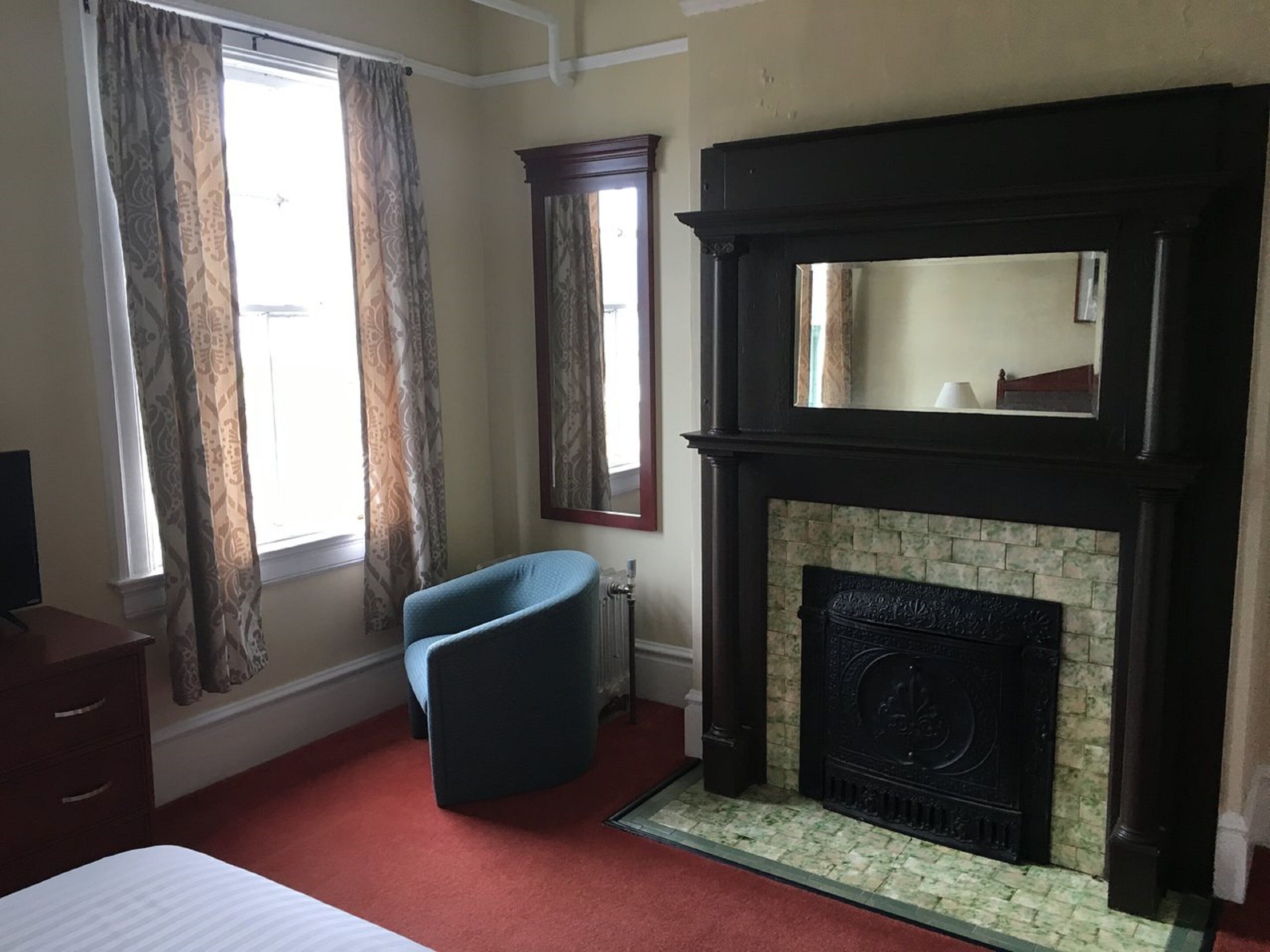 standard room, 1 queen bed | hypo-allergenic bedding, desk, iron/ironing board, free wifi