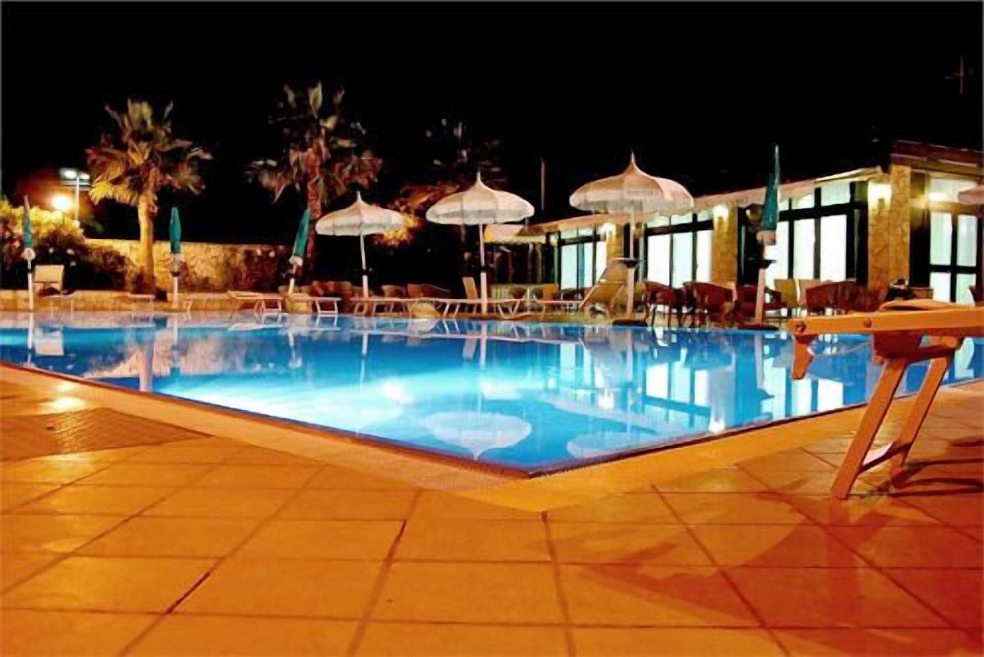 Seasonal outdoor pool, pool umbrellas, sun loungers