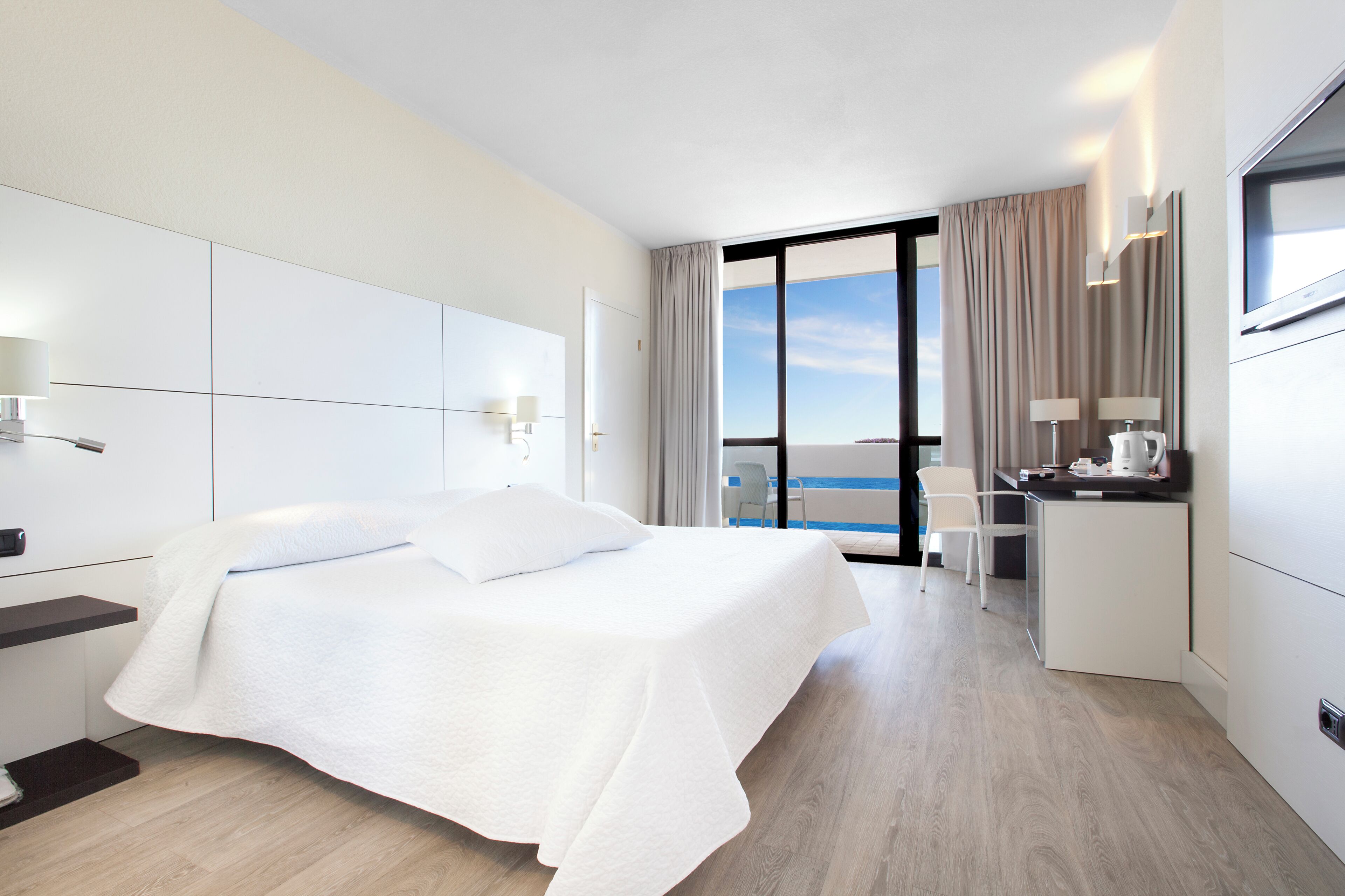 1 bedroom, Egyptian cotton sheets, premium bedding, desk