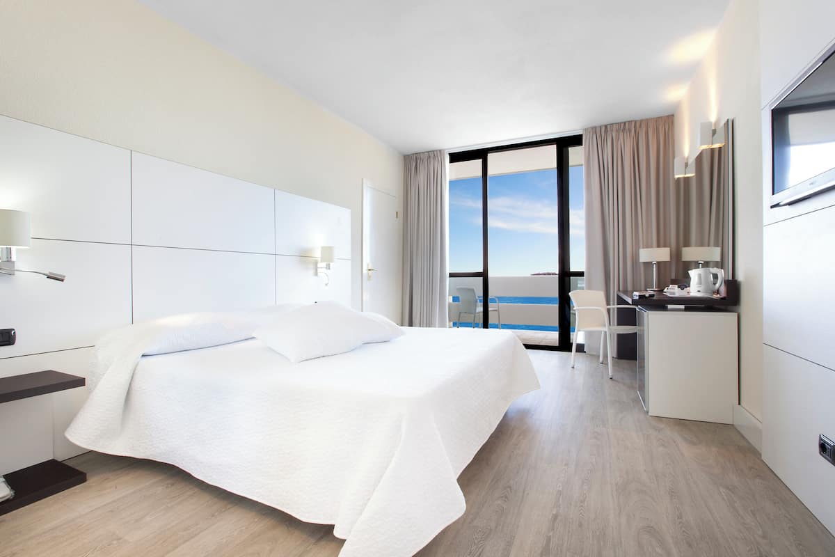 1 bedroom, Egyptian cotton sheets, premium bedding, desk