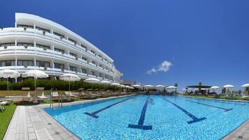 Piscine extérieure (ouverte en saison), parasols de plage