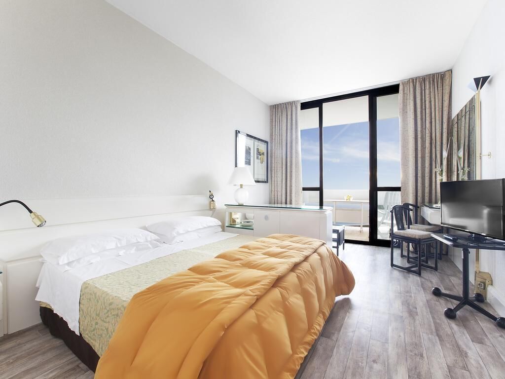 1 bedroom, Egyptian cotton sheets, premium bedding, desk
