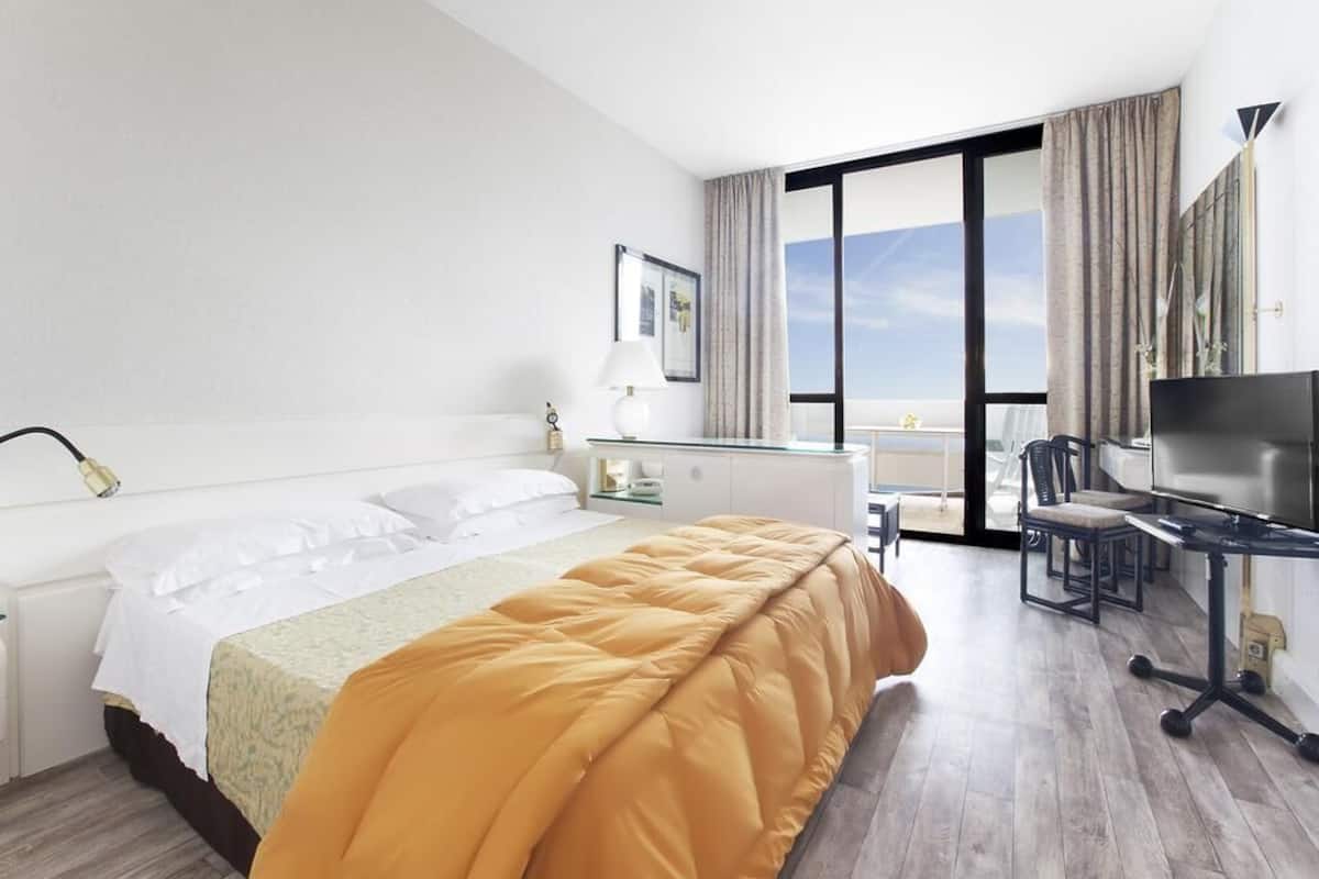 1 bedroom, Egyptian cotton sheets, premium bedding, desk