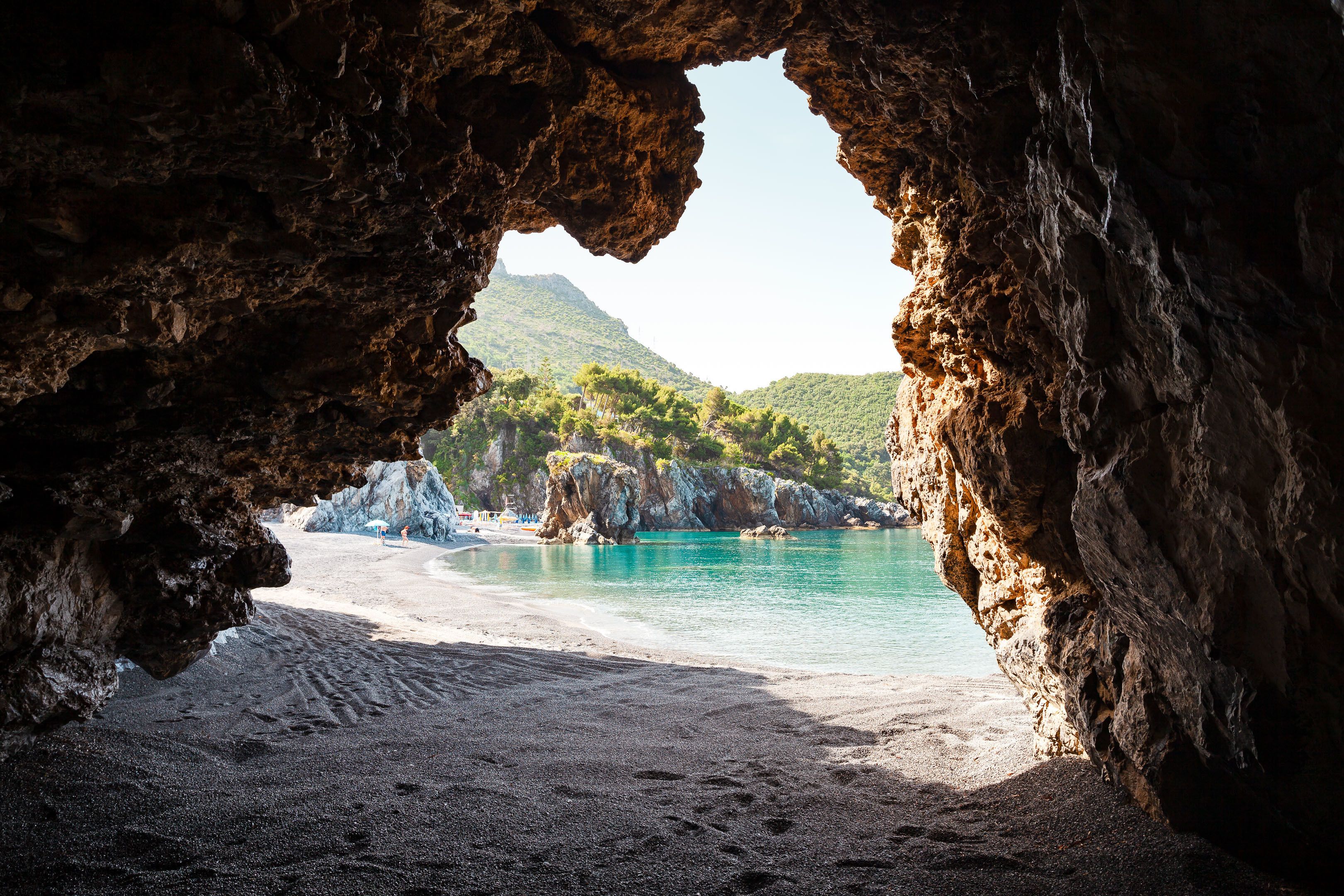 Privéstrand vlakbij, zwart zand