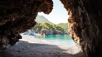 Plage privée à proximité, sable noir, navette gratuite vers la plage