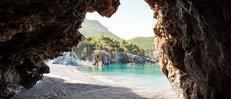 Privatstrand in der Nähe, schwarzer Sandstrand