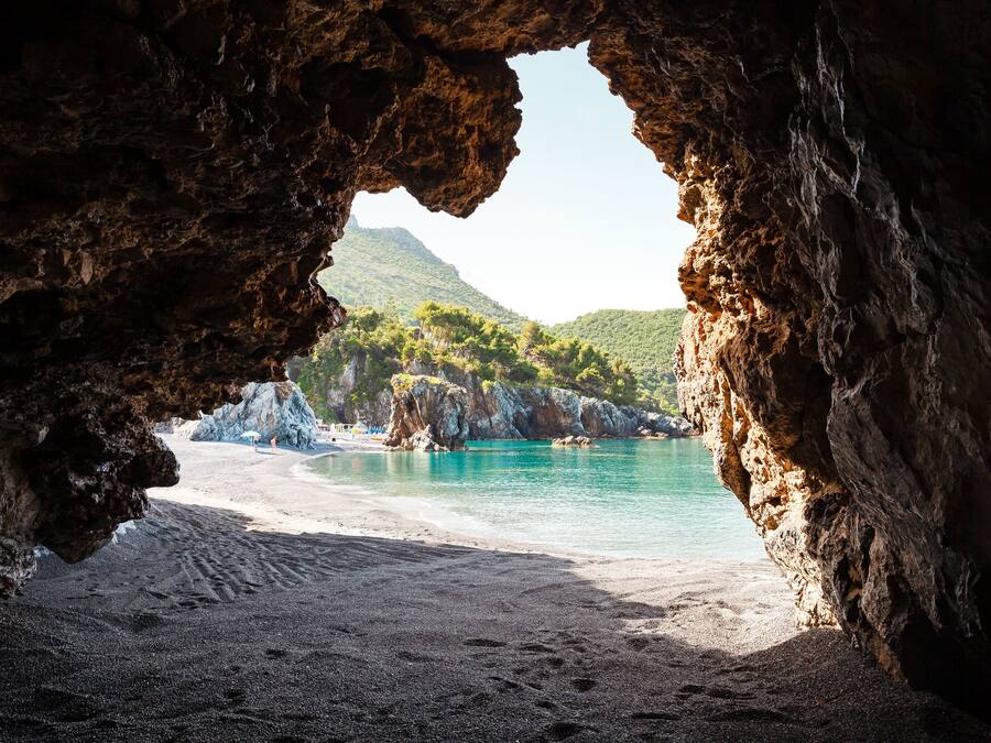 Privéstrand vlakbij, zwart zand