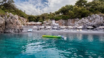 Privat strand i närheten och strandbarer