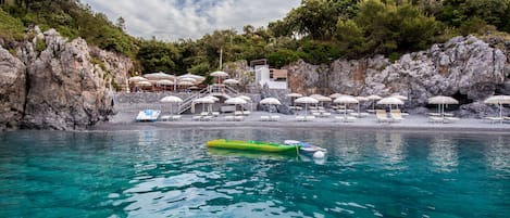 Privatstrand in der Nähe, schwarzer Sandstrand