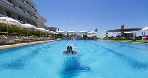Piscina stagionale all'aperto, ombrelloni da piscina, lettini