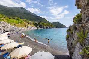 Playa privada en los alrededores y playa de arena negra 