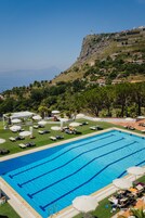 Una piscina al aire libre de temporada, sombrillas