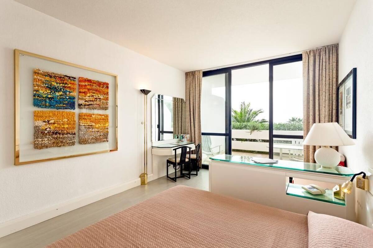1 bedroom, Egyptian cotton sheets, premium bedding, desk