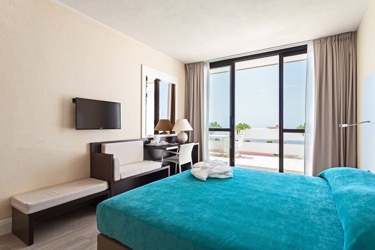 suite | 1 bedroom, egyptian cotton sheets, premium bedding, in-room safe