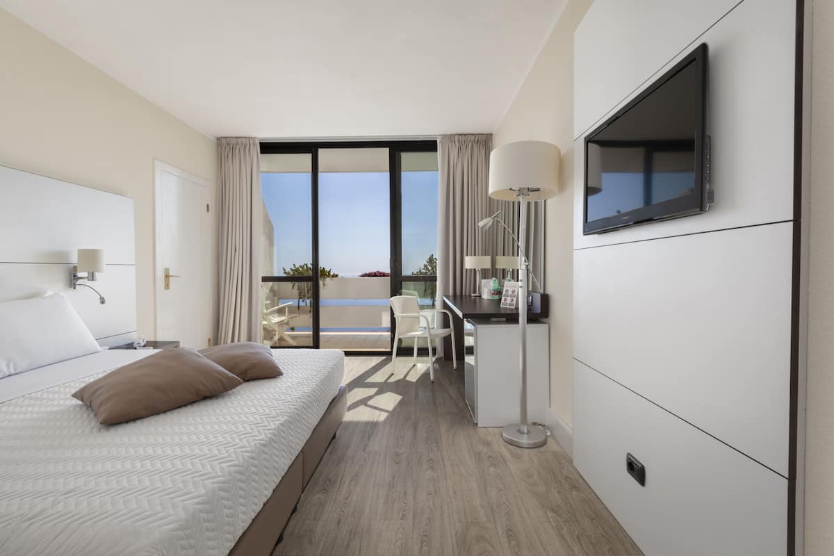 suite | 1 bedroom, egyptian cotton sheets, premium bedding, in-room safe