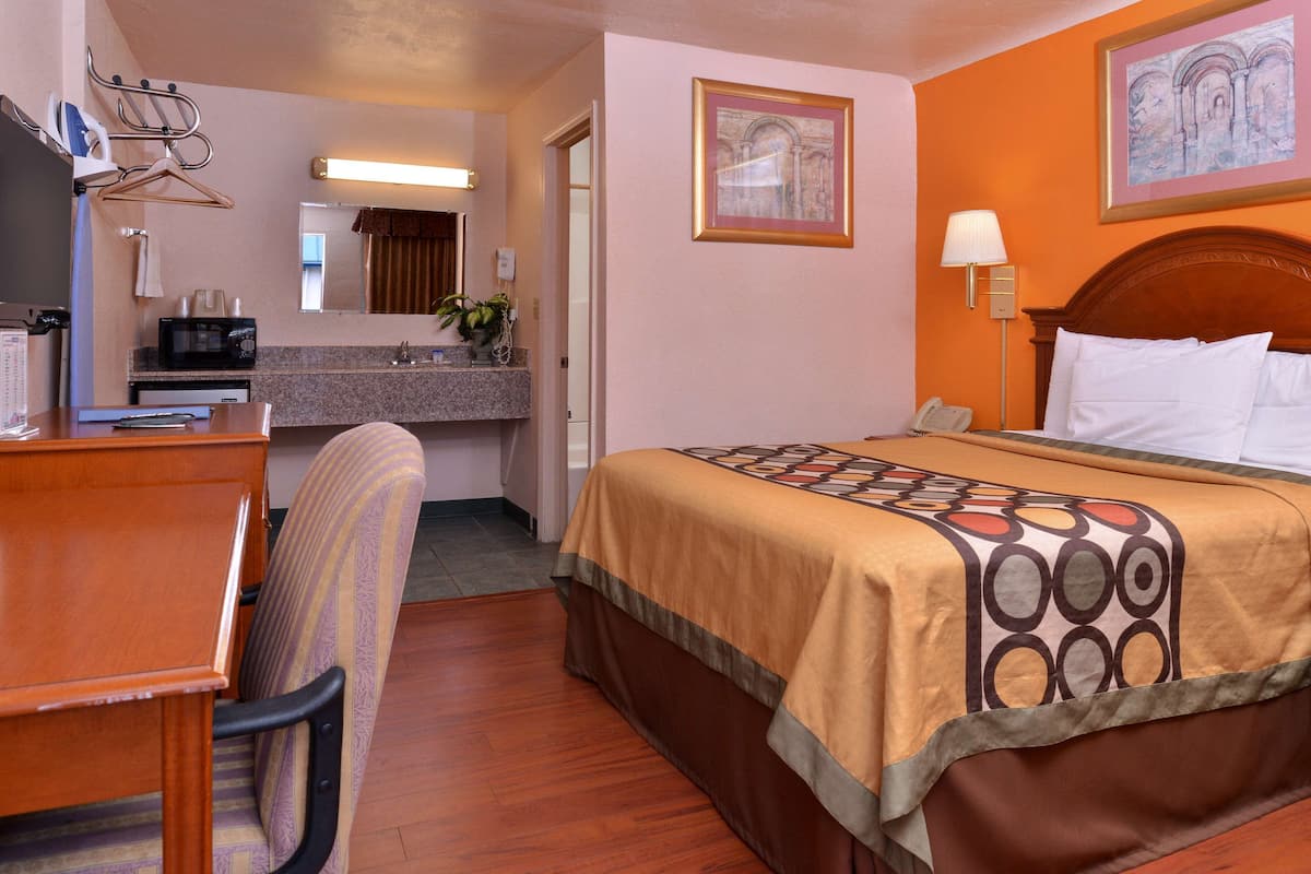 Room, 1 Queen Bed | Desk, iron/ironing board, rollaway beds, free WiFi