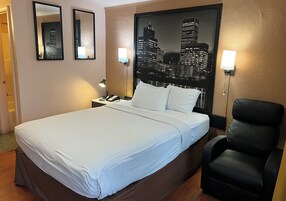 Escritorio, tabla de planchar con plancha y camas plegables/adicionales 
