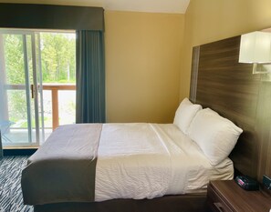 Familiesuite (No Pets) | Skrivebord, blendingsgardiner, strykejern/-brett og internett