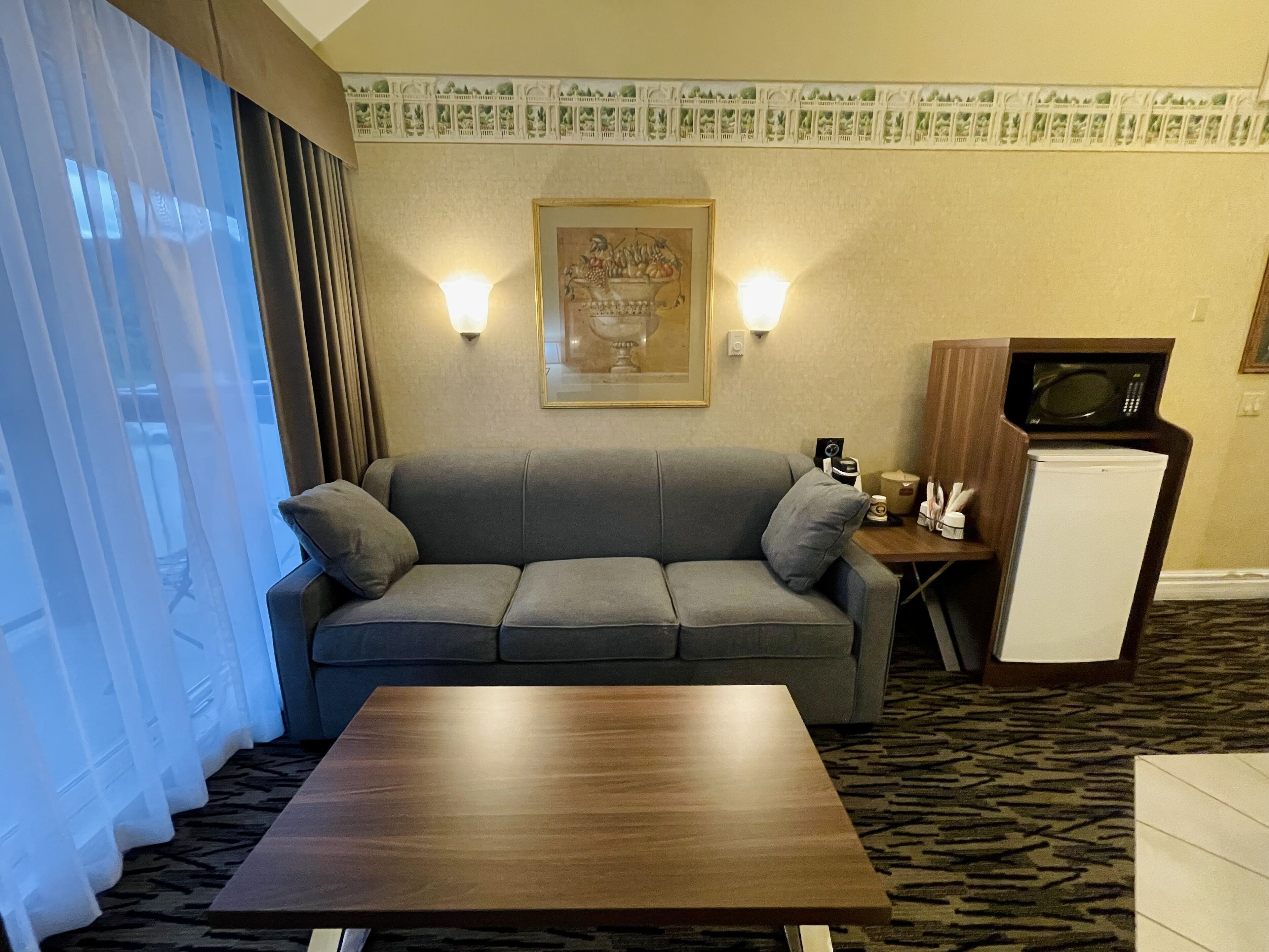 suite (jacuzzi) no pets | 1 bedroom, desk, blackout curtains, iron/ironing board