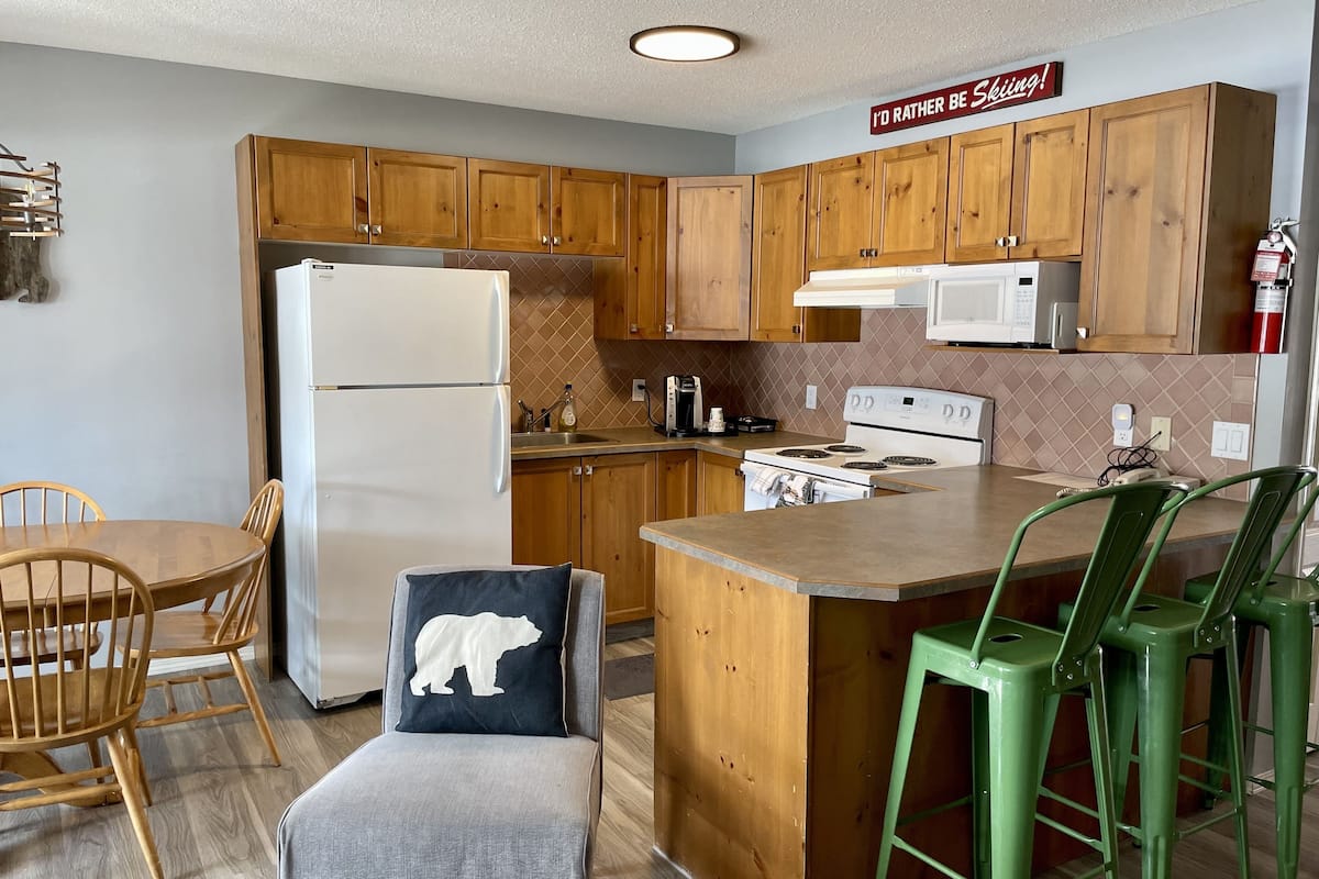 Condo, 2 habitaciones (No Pets) | Cocina privada | Refrigerador, microondas y cafetera y tetera