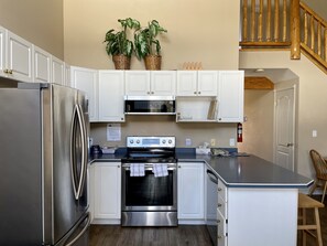 Deluxe Condo, 3 Bedrooms (No Pets) | Dapur peribadi | Peti sejuk, ketuhar gelombang mikro, pembancuh kopi/teh 
