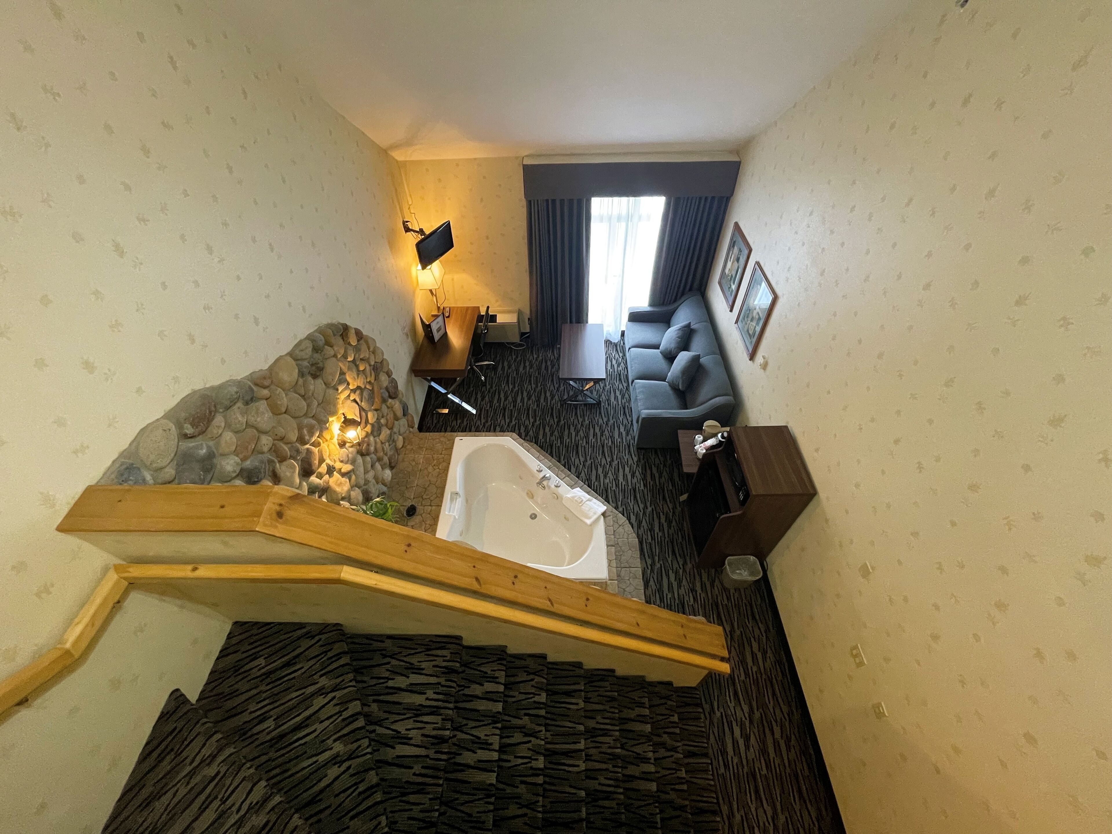 suite (jacuzzi) no pets | 1 bedroom, desk, blackout curtains, iron/ironing board