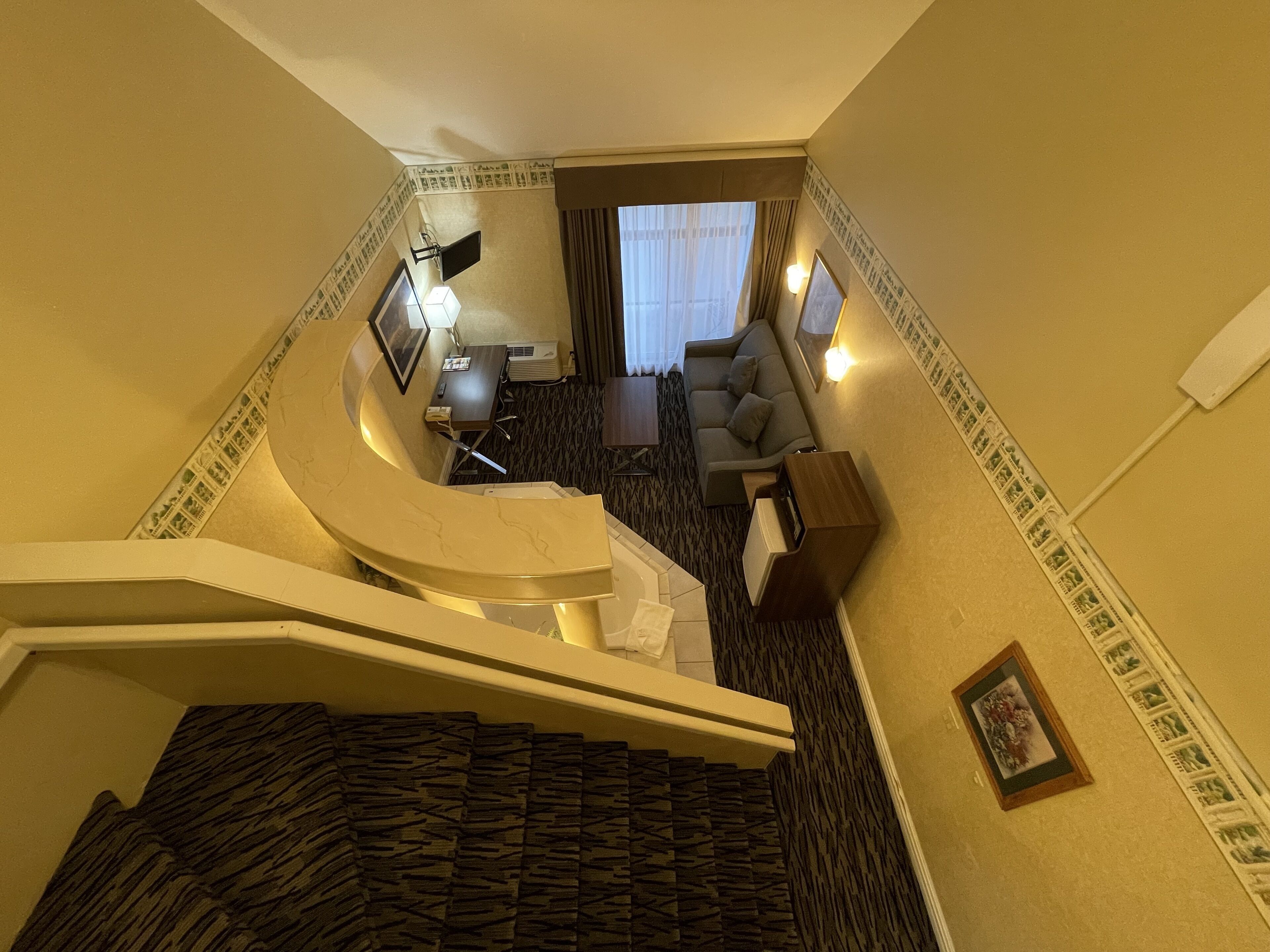 suite (jacuzzi) no pets | 1 bedroom, desk, blackout curtains, iron/ironing board