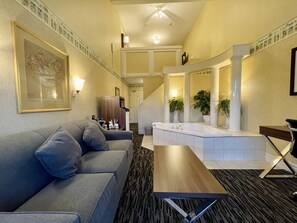 Suite (Jacuzzi) No Pets | 办公桌、遮光窗帘、熨斗/熨衣板、高速上网