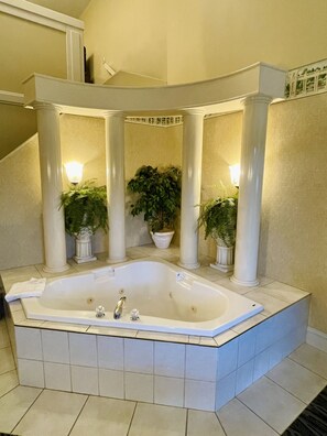 Suite (Jacuzzi) No Pets | Desk, blackout drapes, iron/ironing board, Internet