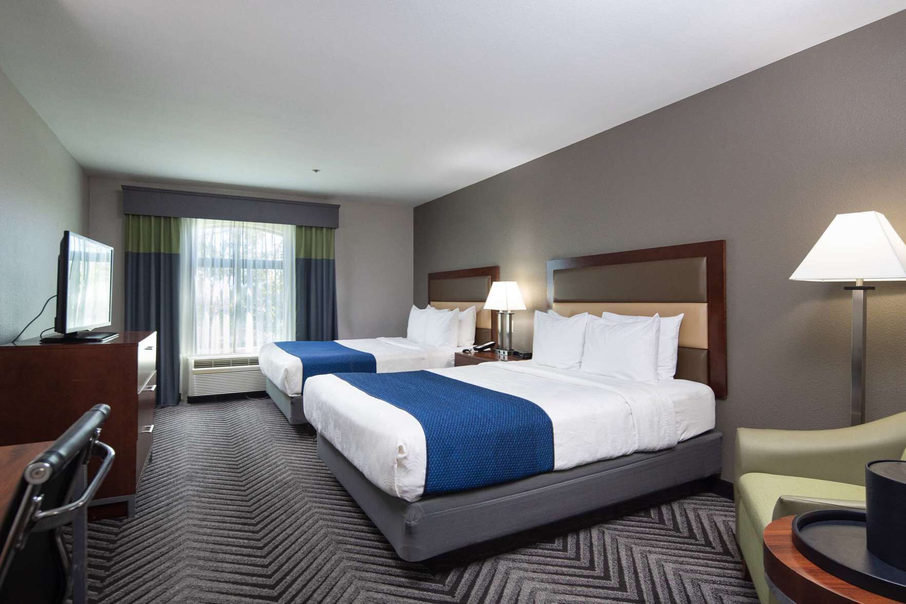 Escrivaninha, espaço de trabalho para notebook, cortinas blackout