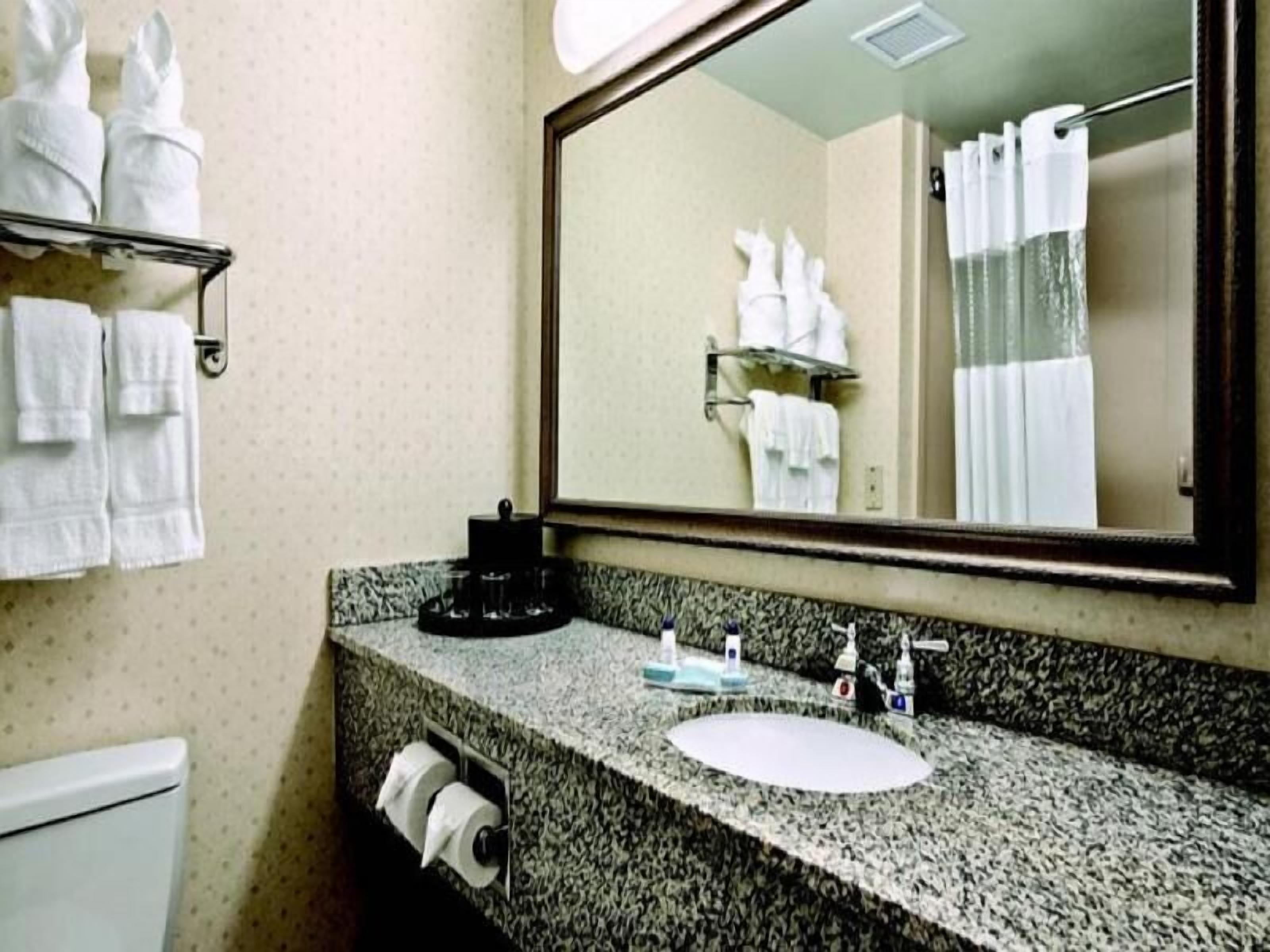 Kylpyhuone | Ilmaiset hygieniatuotteet, hiustenkuivaaja, pyyhkeet, saippua