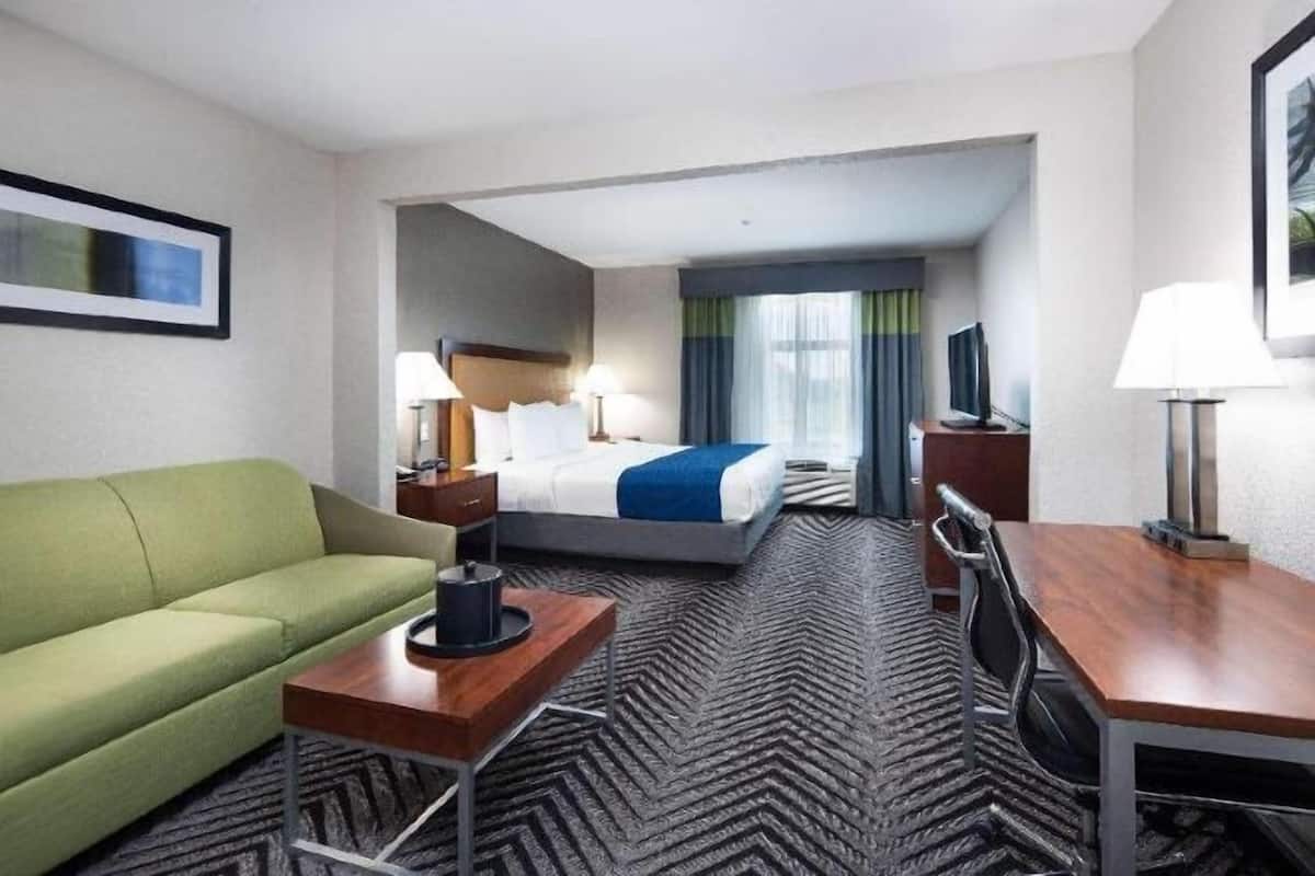 Escrivaninha, espaço de trabalho para notebook, cortinas blackout