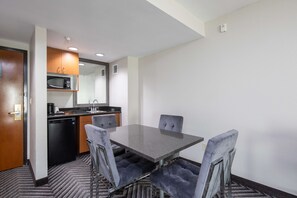 Suite, 1 King Bed, Non Smoking, Refrigerator & Microwave (with Sofabed) - Best Western Inn & Suites San Mateo - San Francisco Airport (San Mateo)