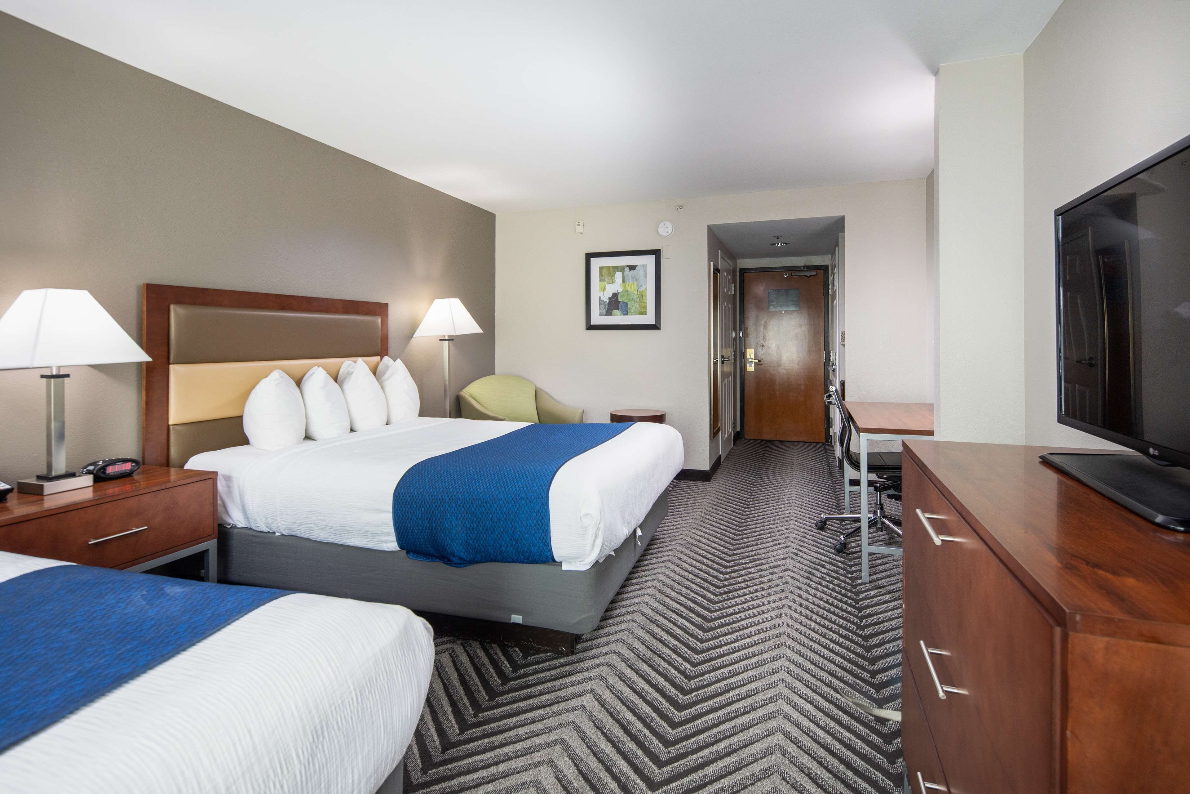 1 bedroom, desk, laptop workspace, blackout curtains