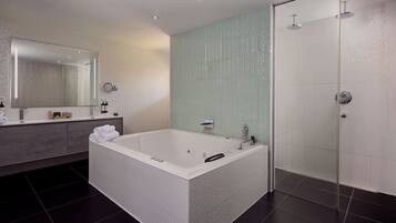 Badewanne und Dusche (separat), kostenlose Toilettenartikel, Handtücher