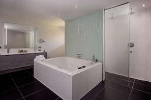 Badewanne und Dusche (separat), kostenlose Toilettenartikel, HandtĂŒcher