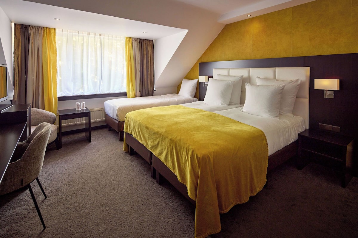Chambre triple Confort | Literie de qualité, minibar, coffre-fort, bureau
