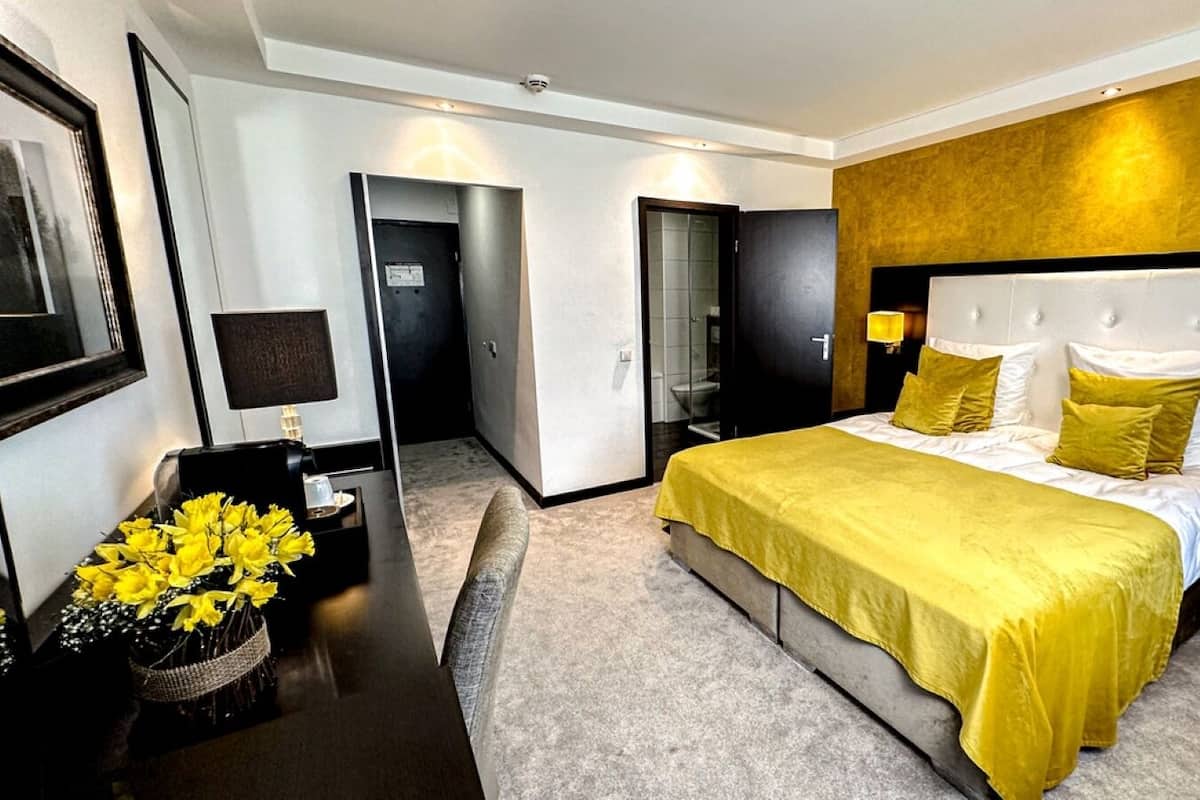 Chambre Confort double (Plus) | Literie de qualité, minibar, coffre-fort, bureau