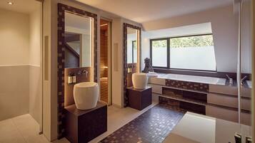 Un baño moderno con dos lavamanos grandes, un espejo amplio y una ventana que ofrece luz natural.