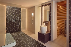 Ropa de cama de alta calidad, minibar, caja fuerte y escritorio