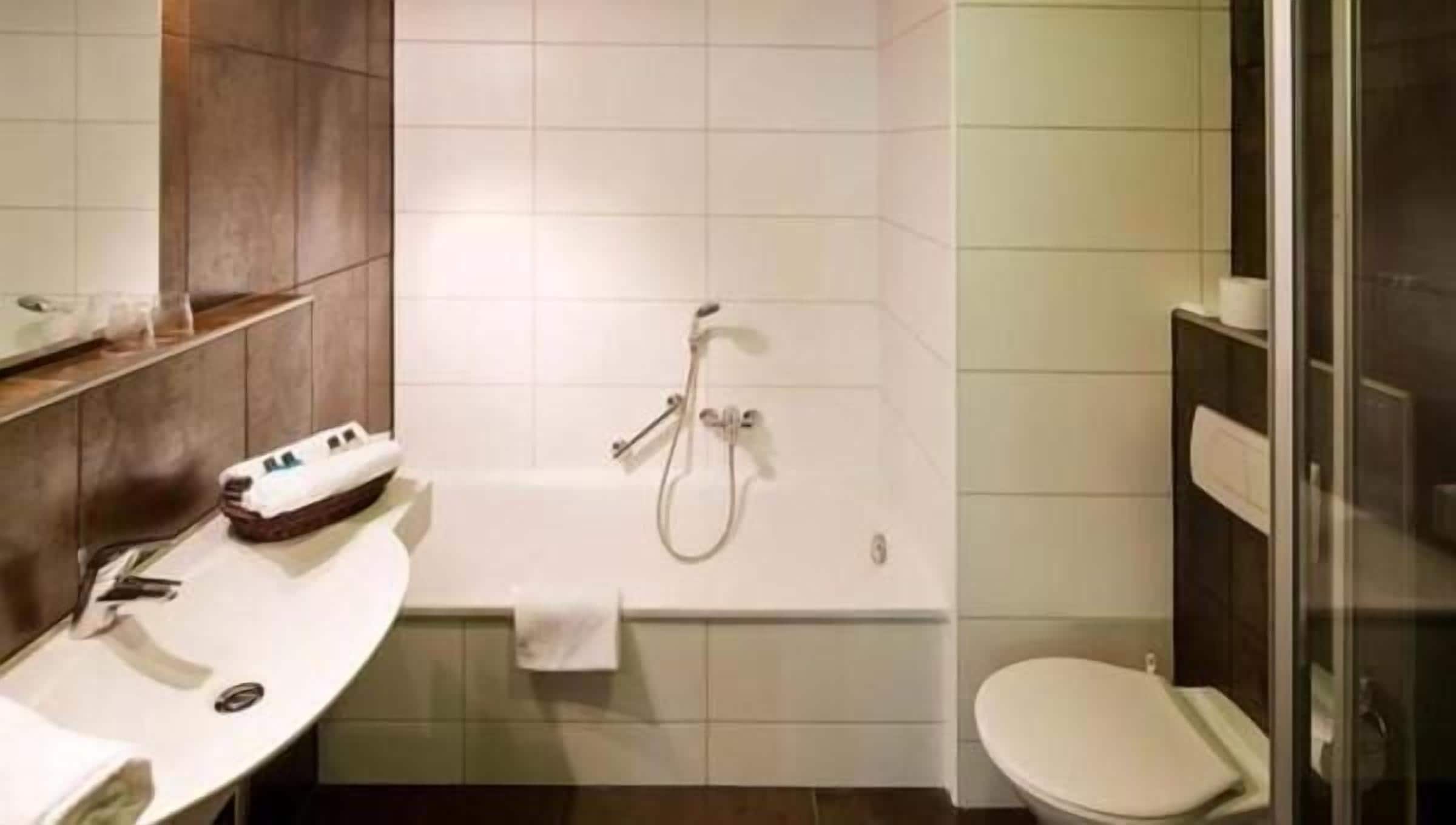 Une salle de bain avec une baignoire, des toilettes et un lavabo.