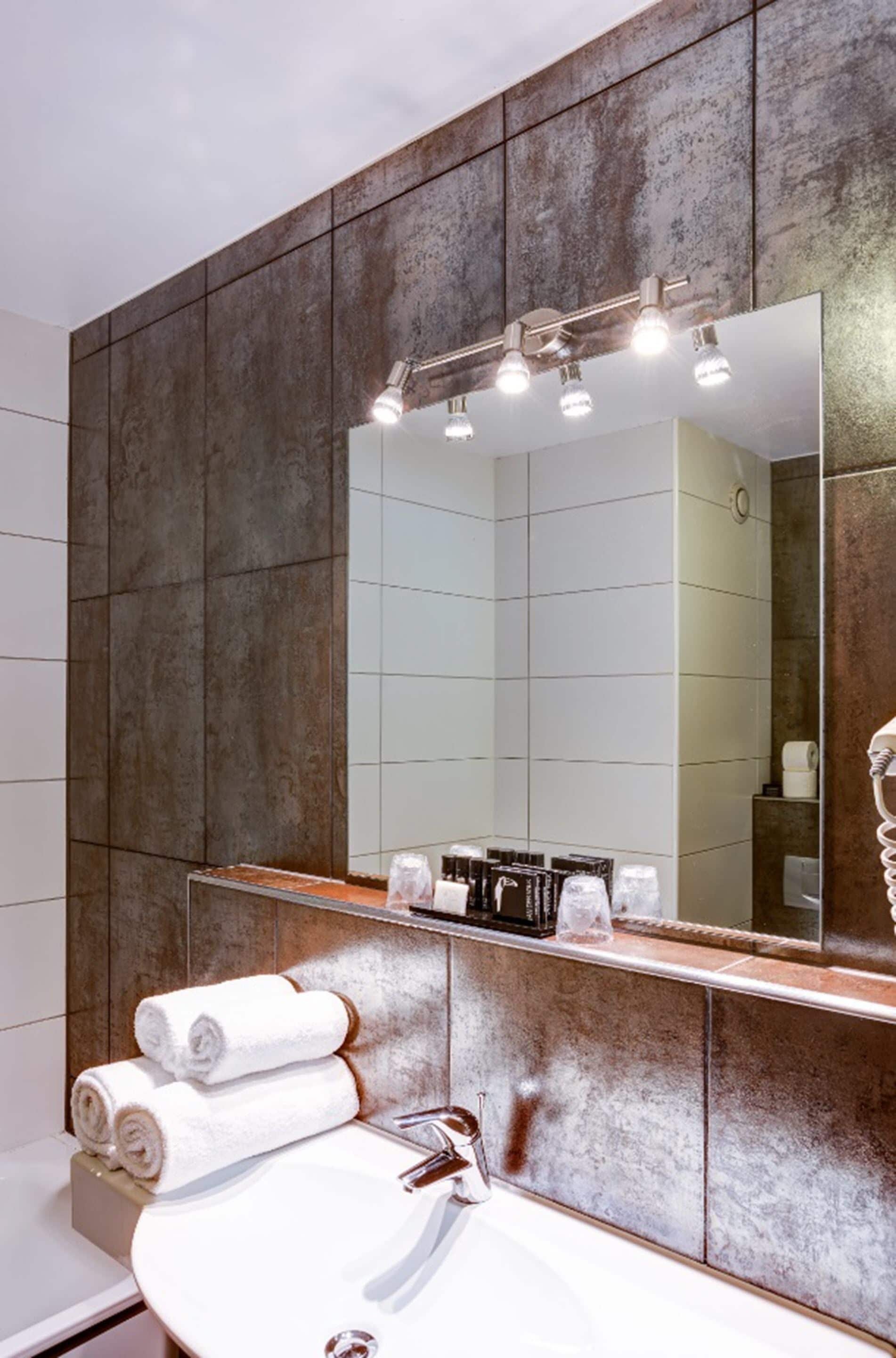 separate bathtub and shower, free toiletries, towels