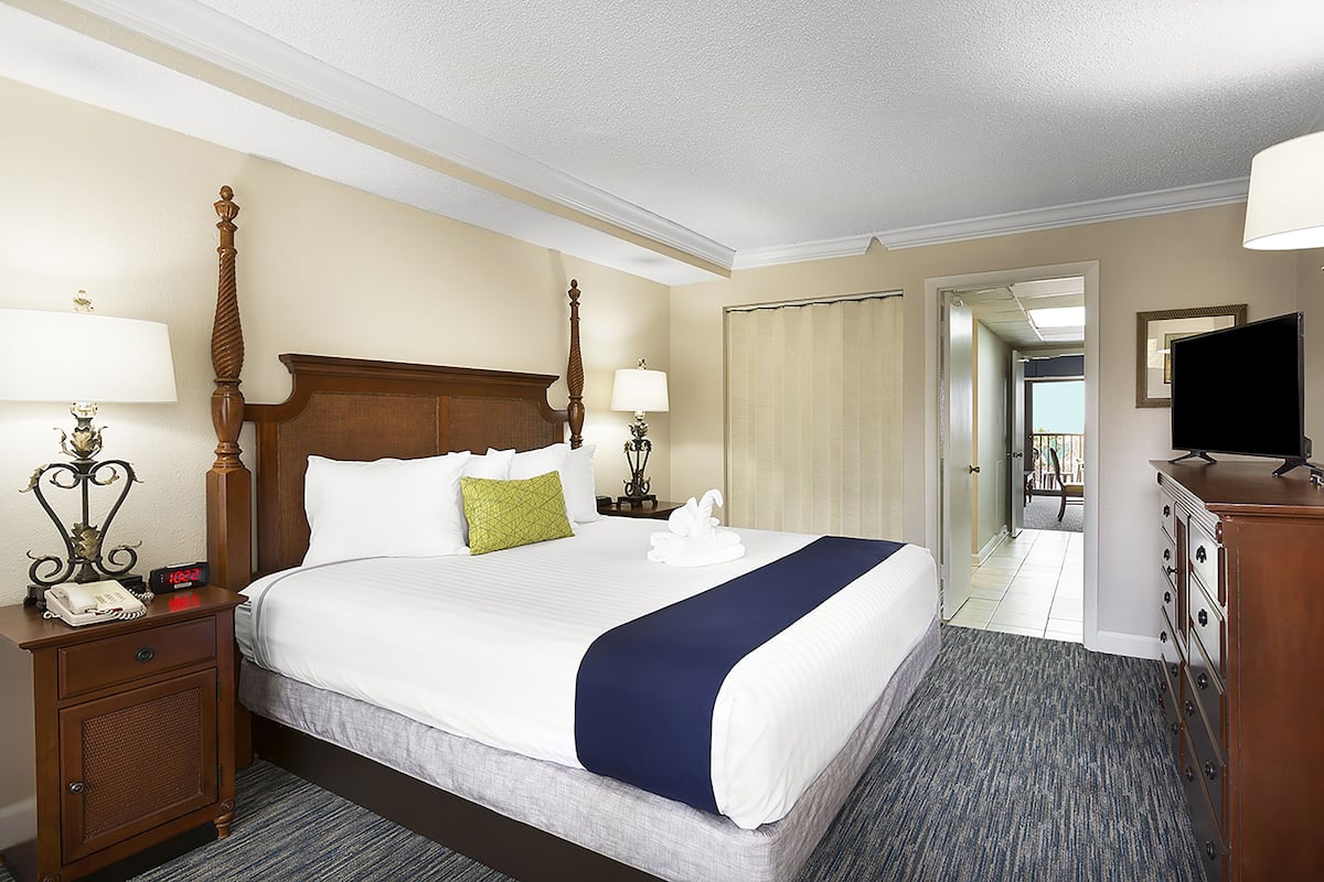 Tower Oceanfront King Suite with Balcony | Premium bedding, in-room safe, desk, iron/ironing board