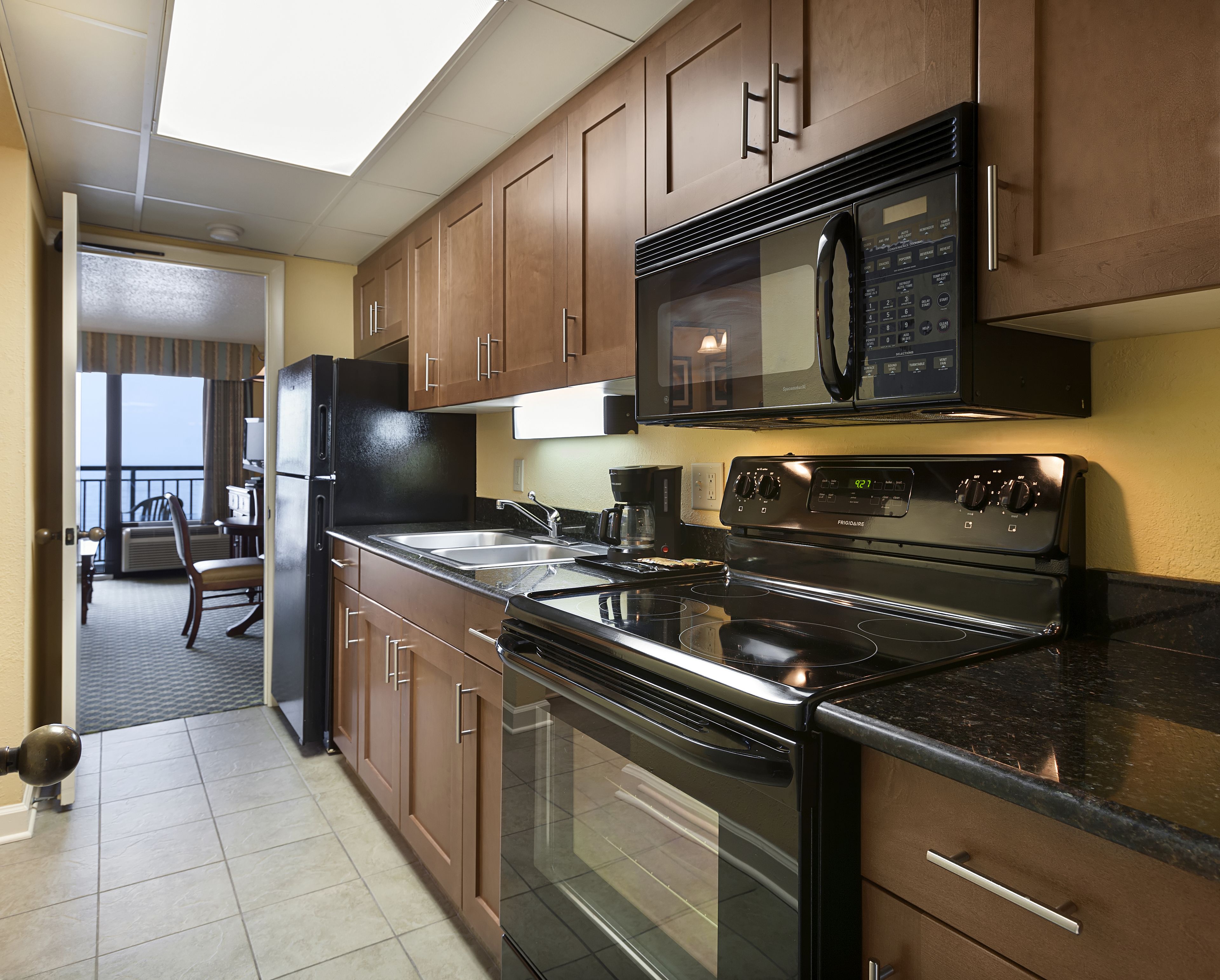 microwave, coffee/tea maker