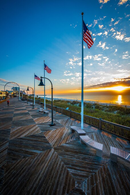 Holiday Pavilion Resort on the Boardwalk - Image 3
