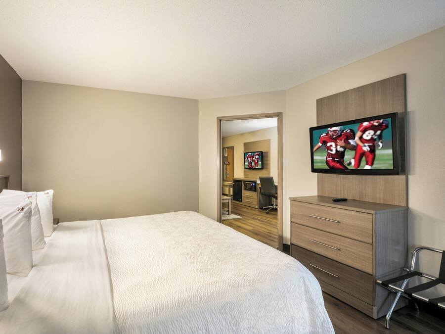 Desk, soundproofing, iron/ironing board, free WiFi