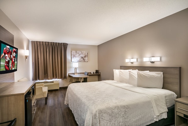 Desk, soundproofing, iron/ironing board, free WiFi - Red Roof Inn PLUS+ Boston - Logan (Saugus)