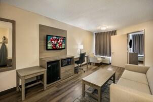 Desk, soundproofing, iron/ironing board, free WiFi