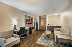 Desk, soundproofing, iron/ironing board, free WiFi - Red Roof Inn PLUS+ Boston - Logan (Saugus)